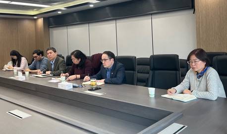 会议室里的人们描述已自动生成